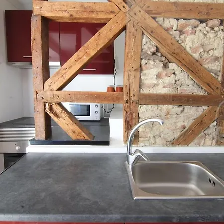 1st Tram 28 アパート